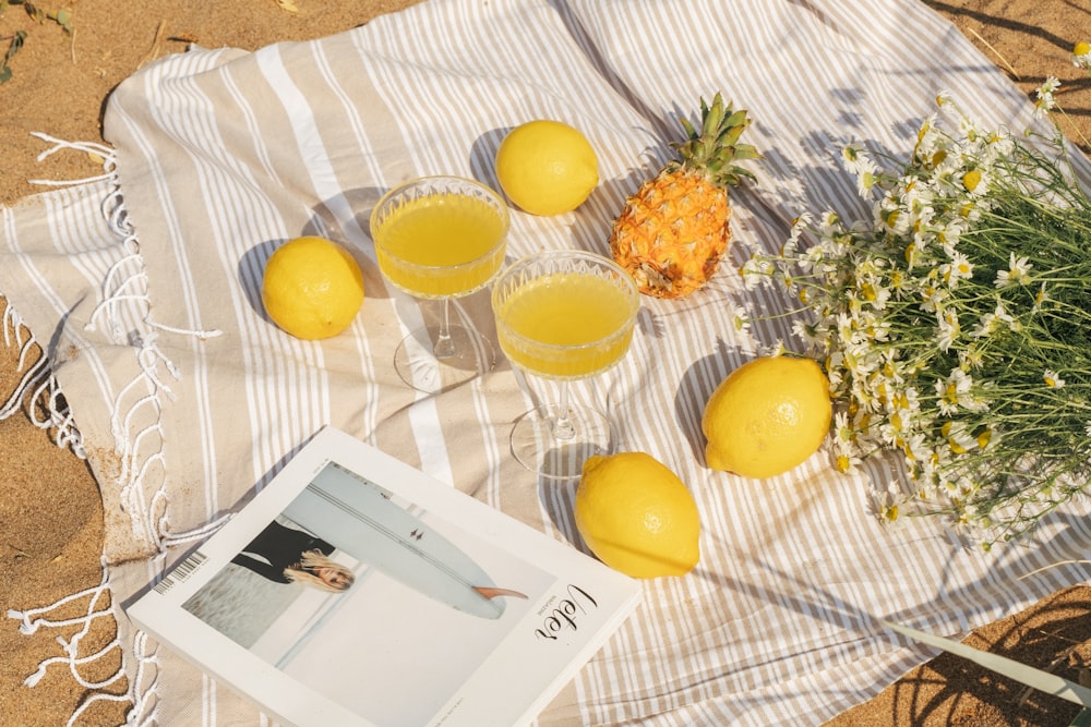 une table garnie de verres de jus et de citrons
