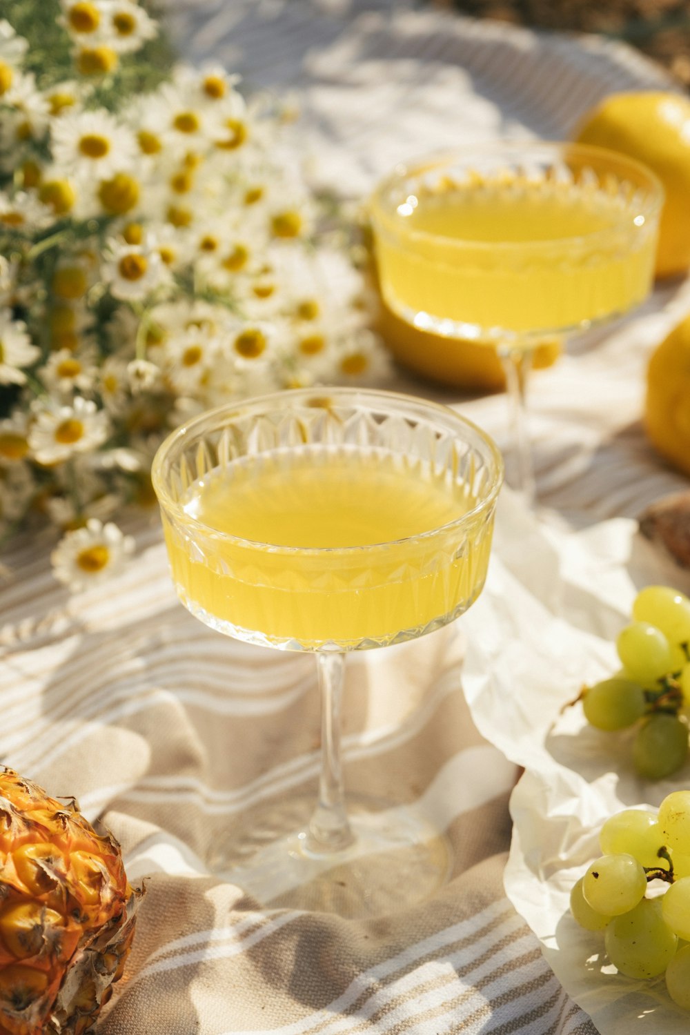 una mesa cubierta con vasos llenos de bebidas