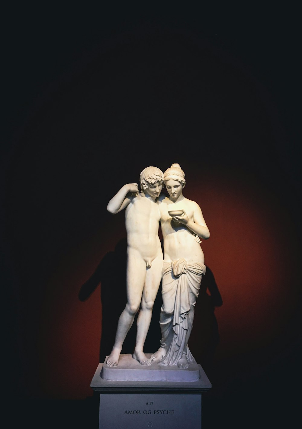 eine Statue von zwei Personen, die nebeneinander stehen