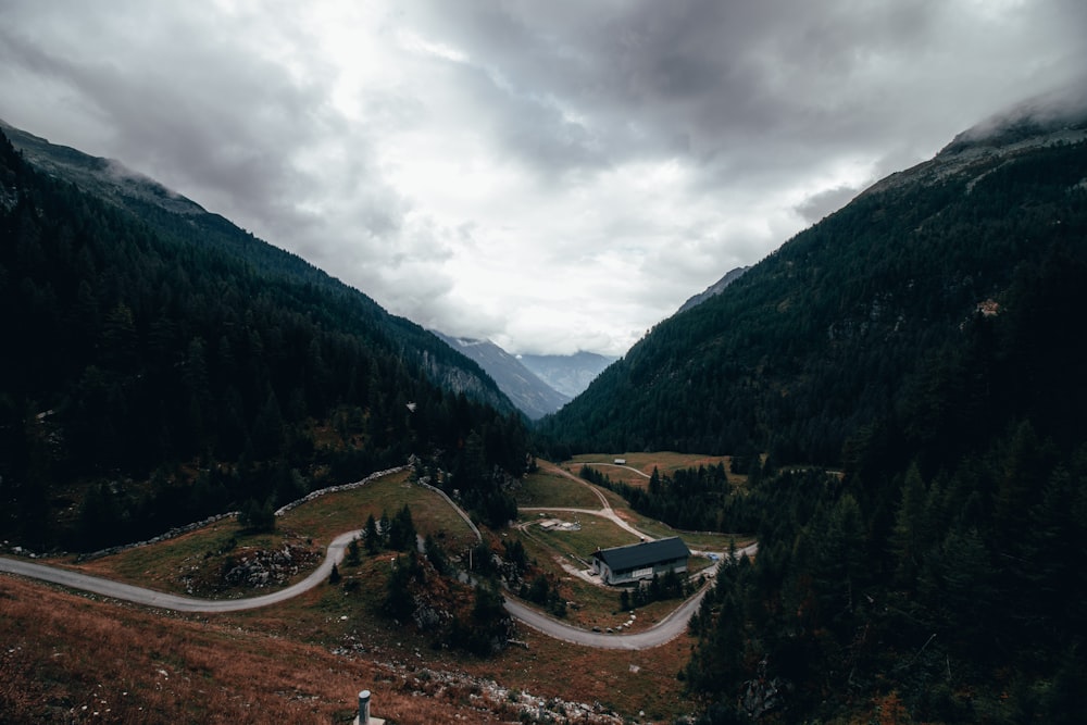 Una vista panorámica de una carretera en las montañas