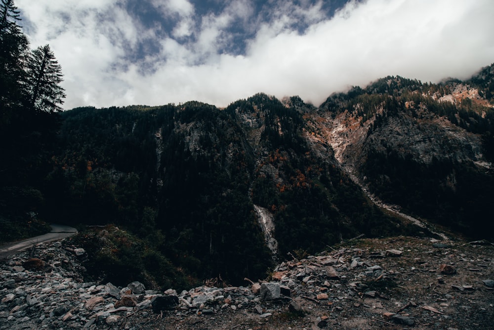 una montaña con una carretera que la atraviesa