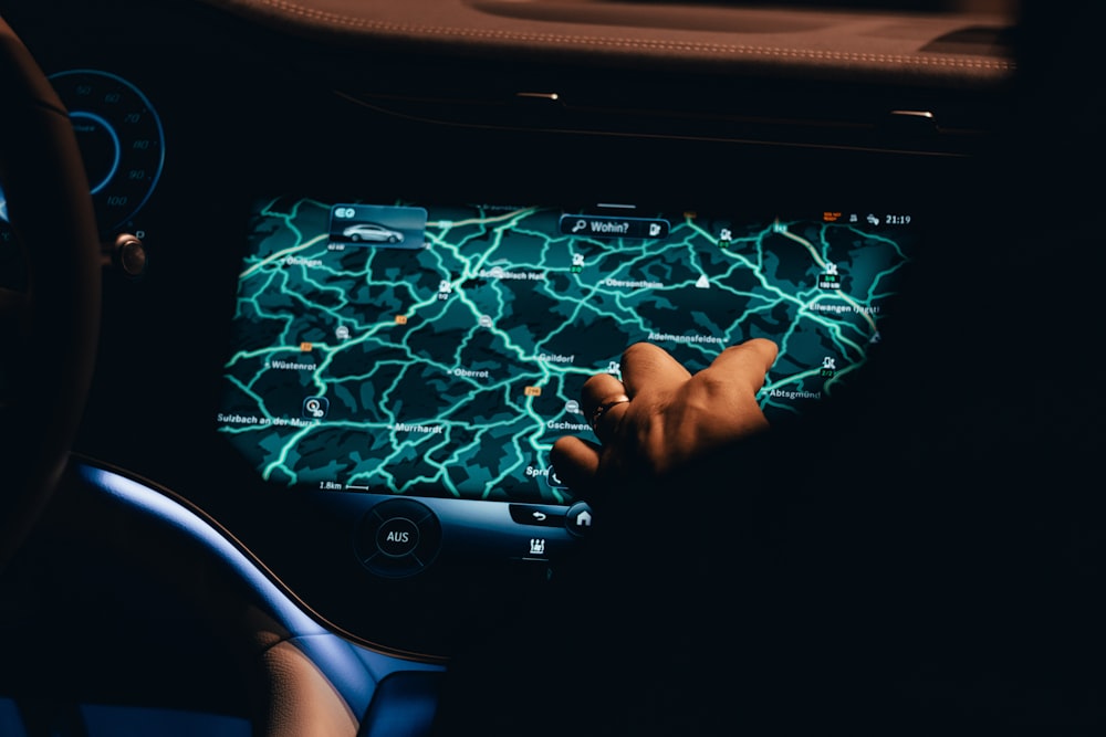 una persona che utilizza un tablet in un'auto