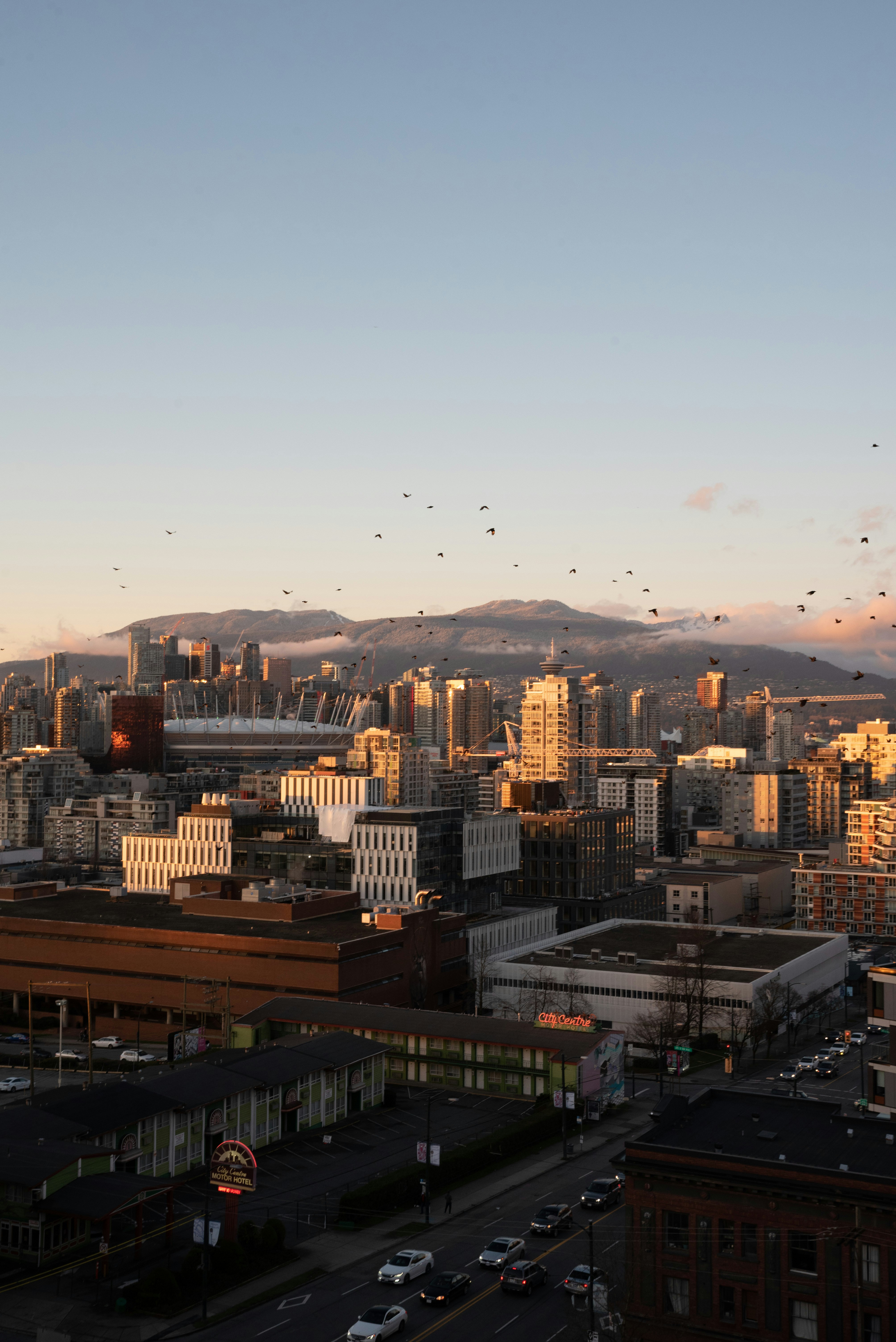 Una vista de una ciudad con montañas al fondo