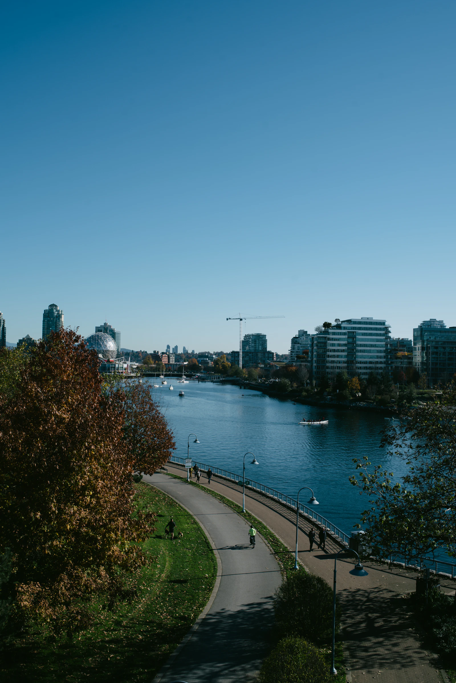 The seawall curving along the Vancouver waterfront