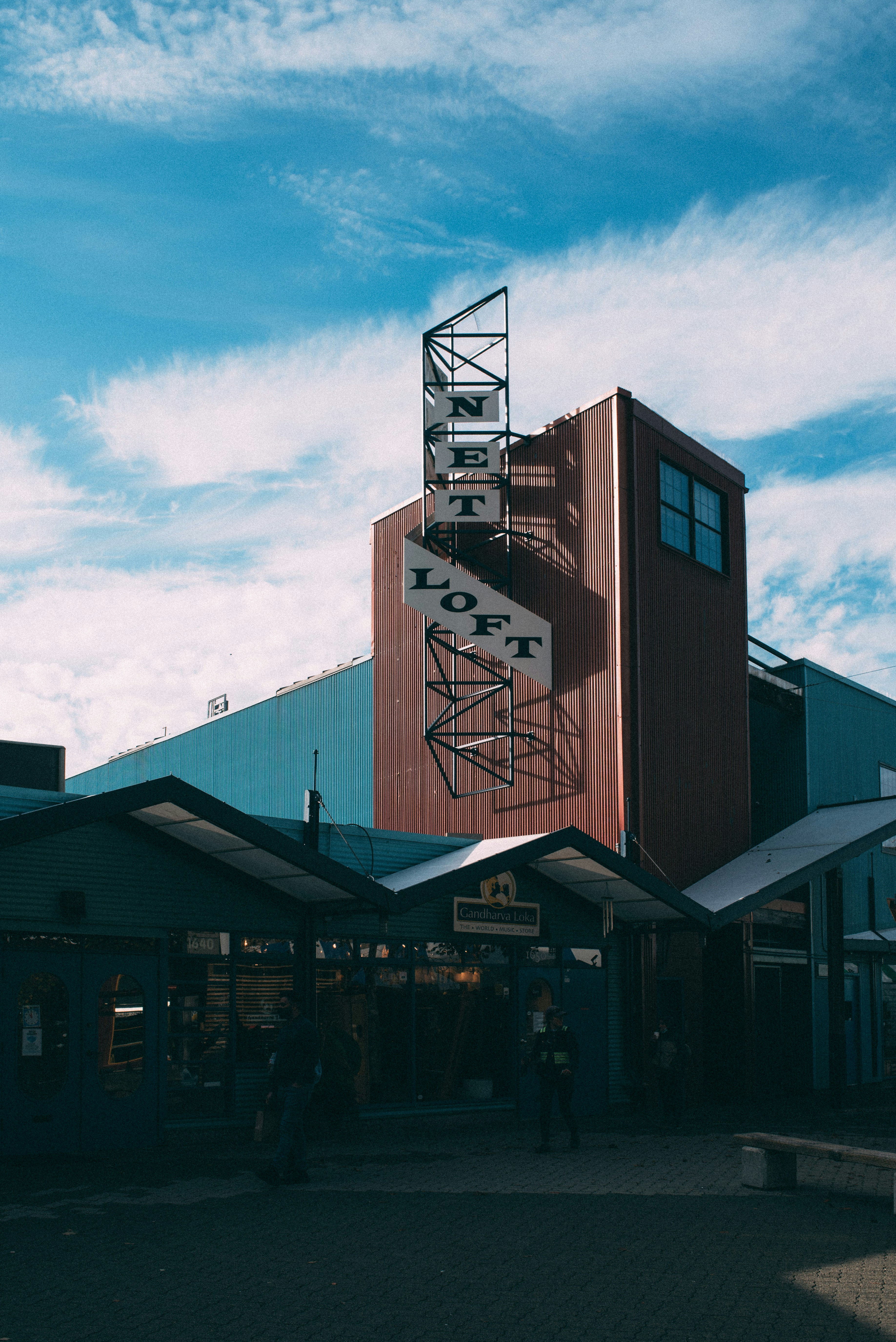 Ein hohes Gebäude mit einer Uhr an der Seite