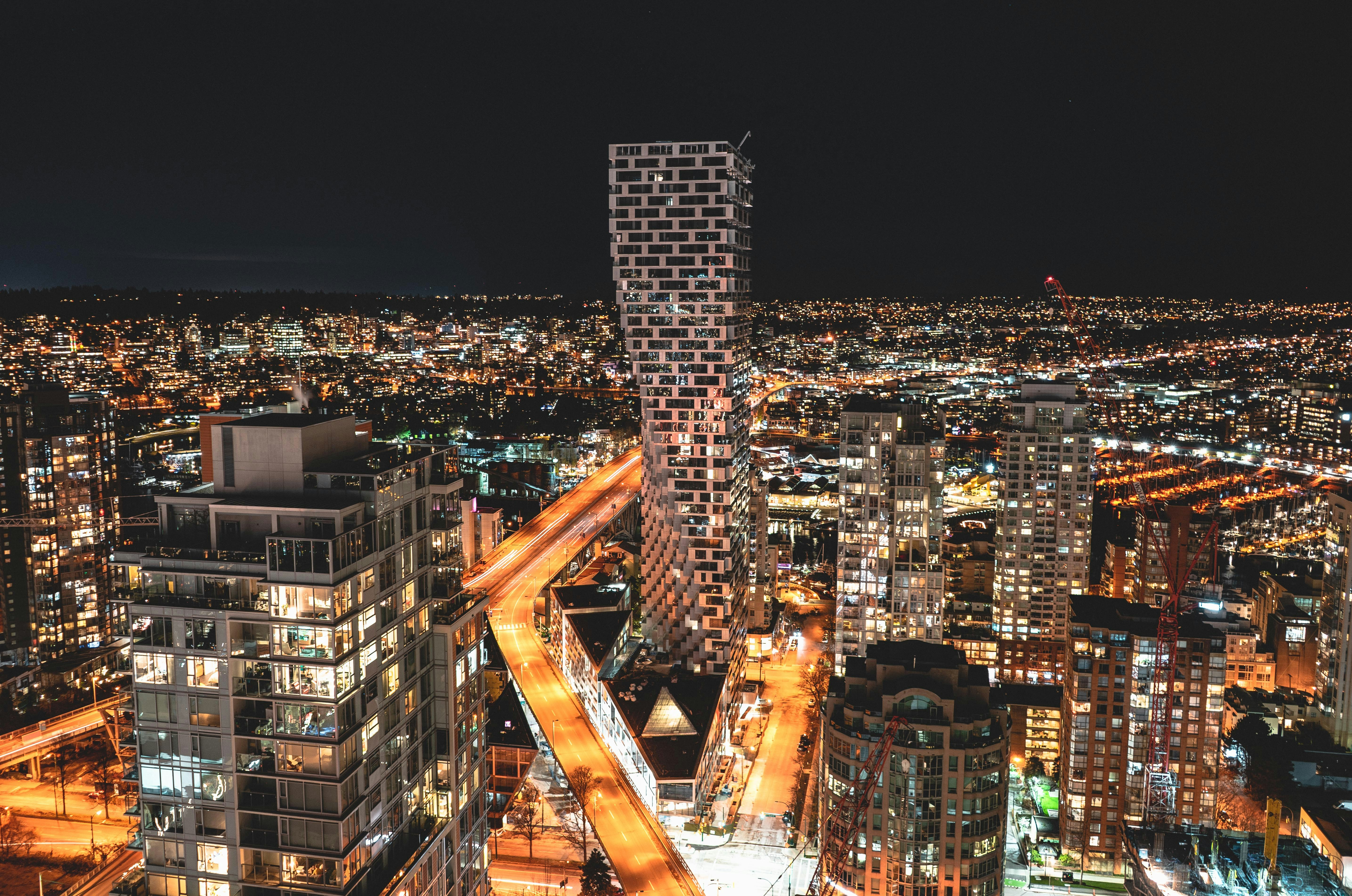 Una vista de una ciudad por la noche desde lo alto de un rascacielos