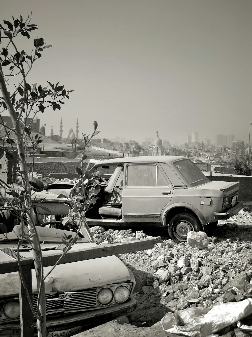 uma foto em preto e branco de um carro e um caminhão