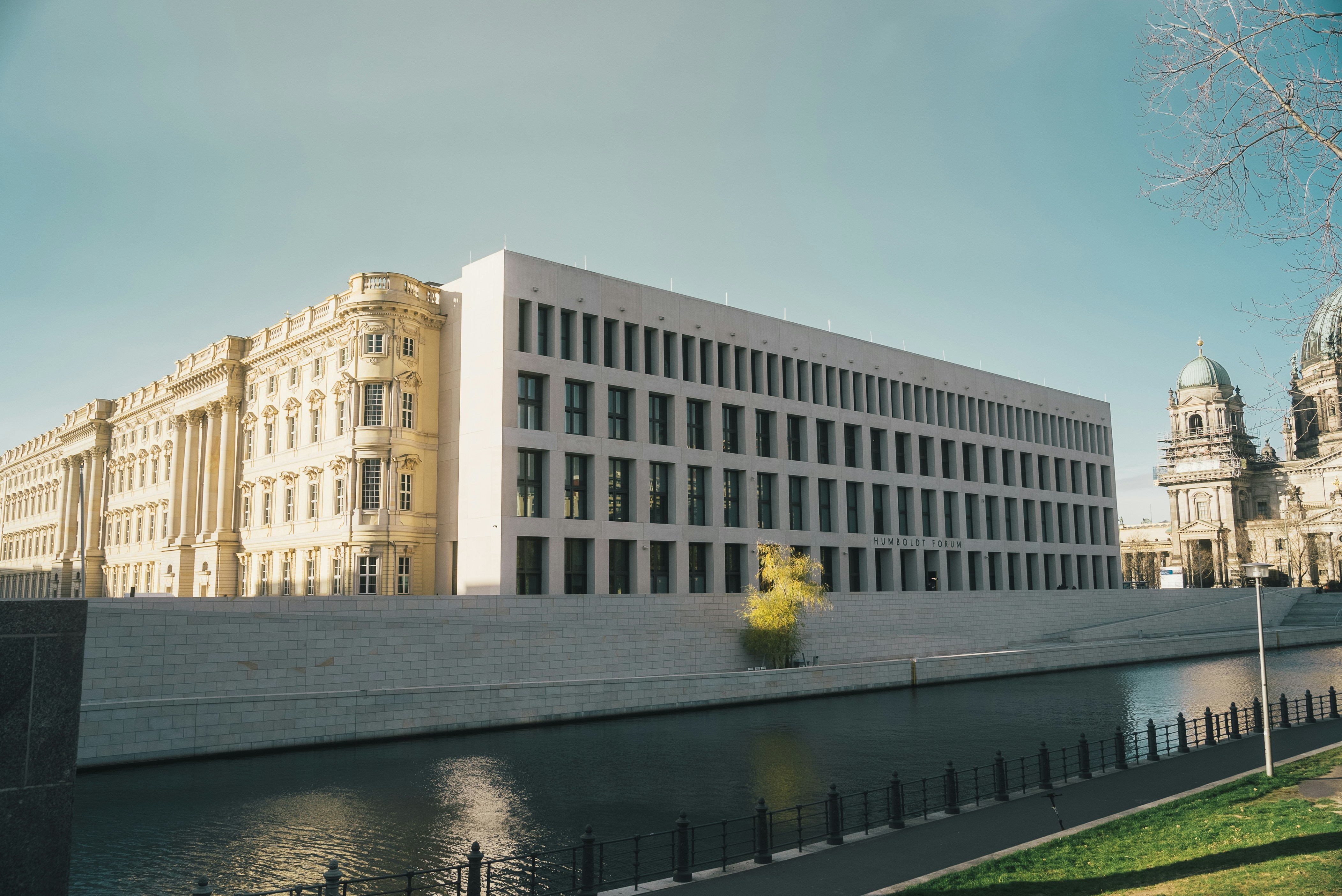 um grande edifício ao lado de um corpo de água