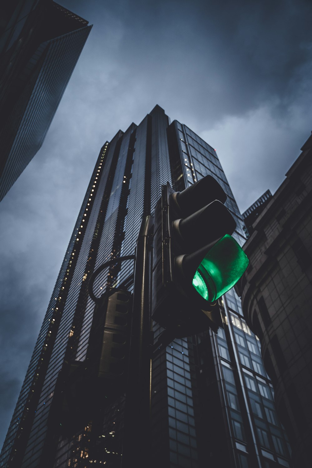 a traffic light in front of a tall building