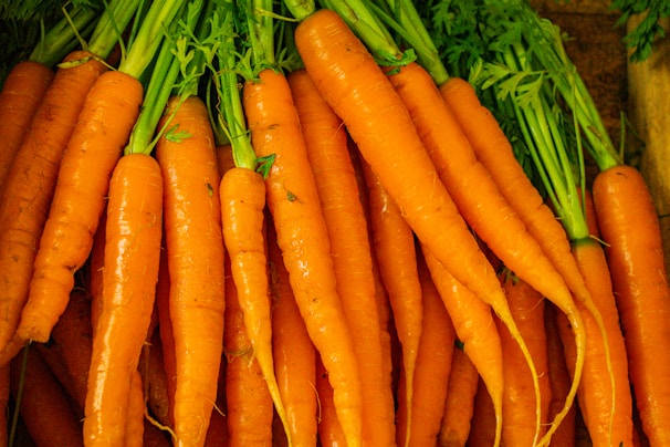 a pile of carrots sitting next to each other