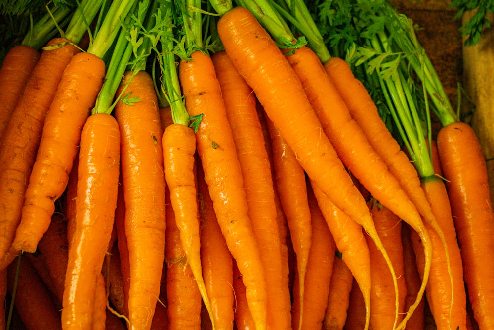 a pile of carrots sitting next to each other