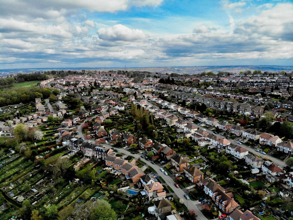 uma vista aérea de uma cidade com muitas casas