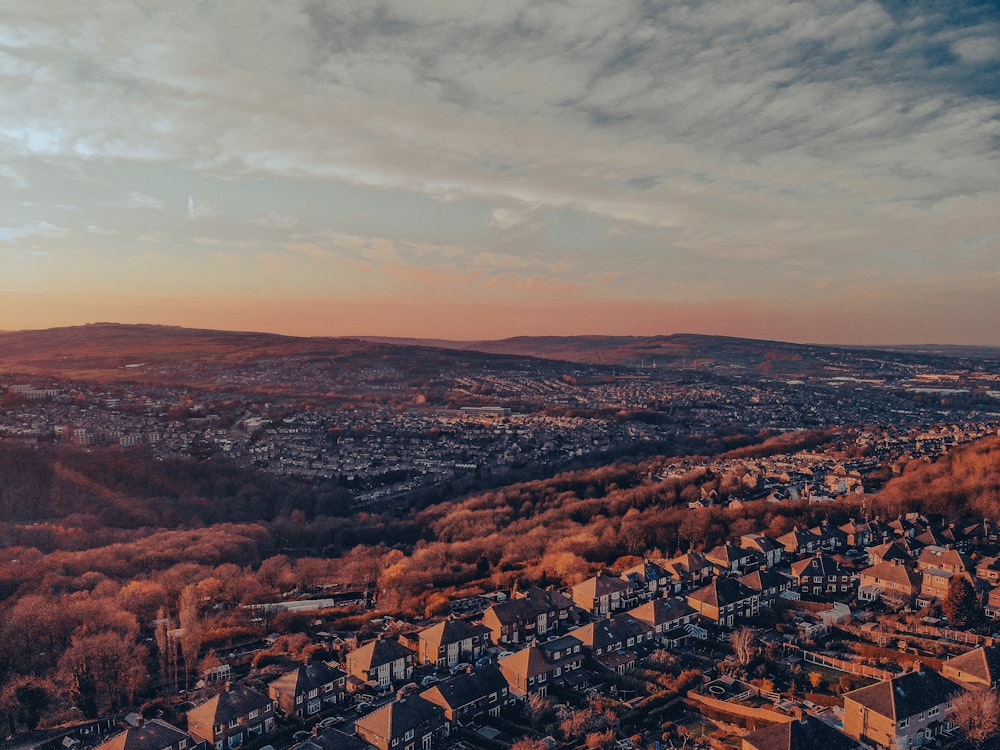 Luftaufnahme einer Stadt mit einem Berg im Hintergrund