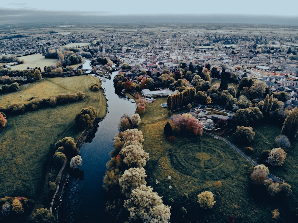 uma vista aérea de uma cidade com um rio que a atravessa