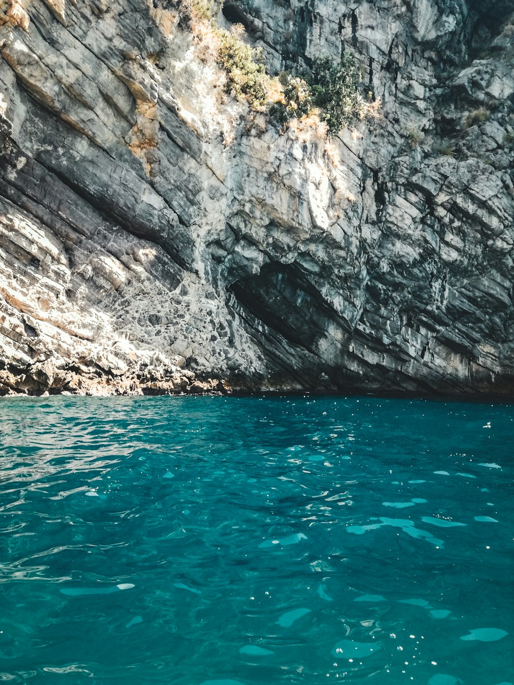 Un cuerpo de agua con un acantilado en el fondo