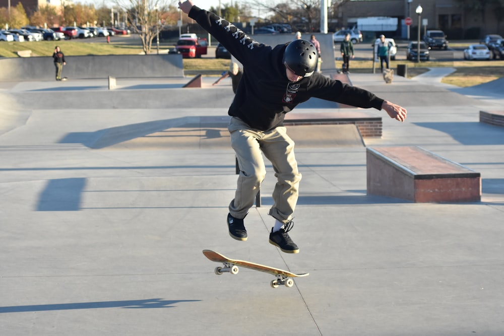 um homem voando pelo ar enquanto anda de skate