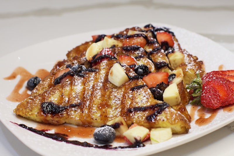 Pain perdu doré et caramélisé, sucre glace et fruits rouges