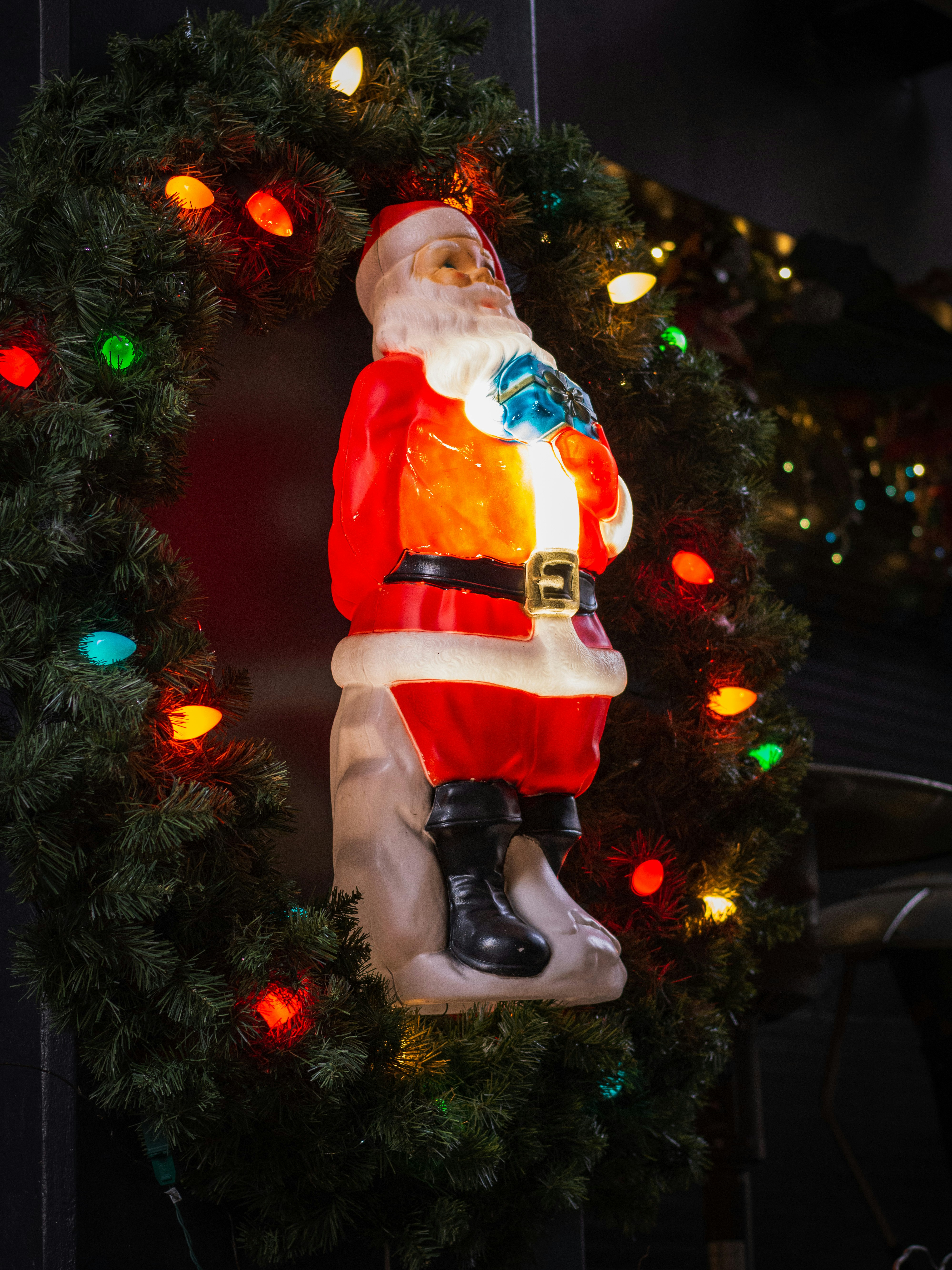 クリスマスリースからぶら下がっているサンタクロースの像
