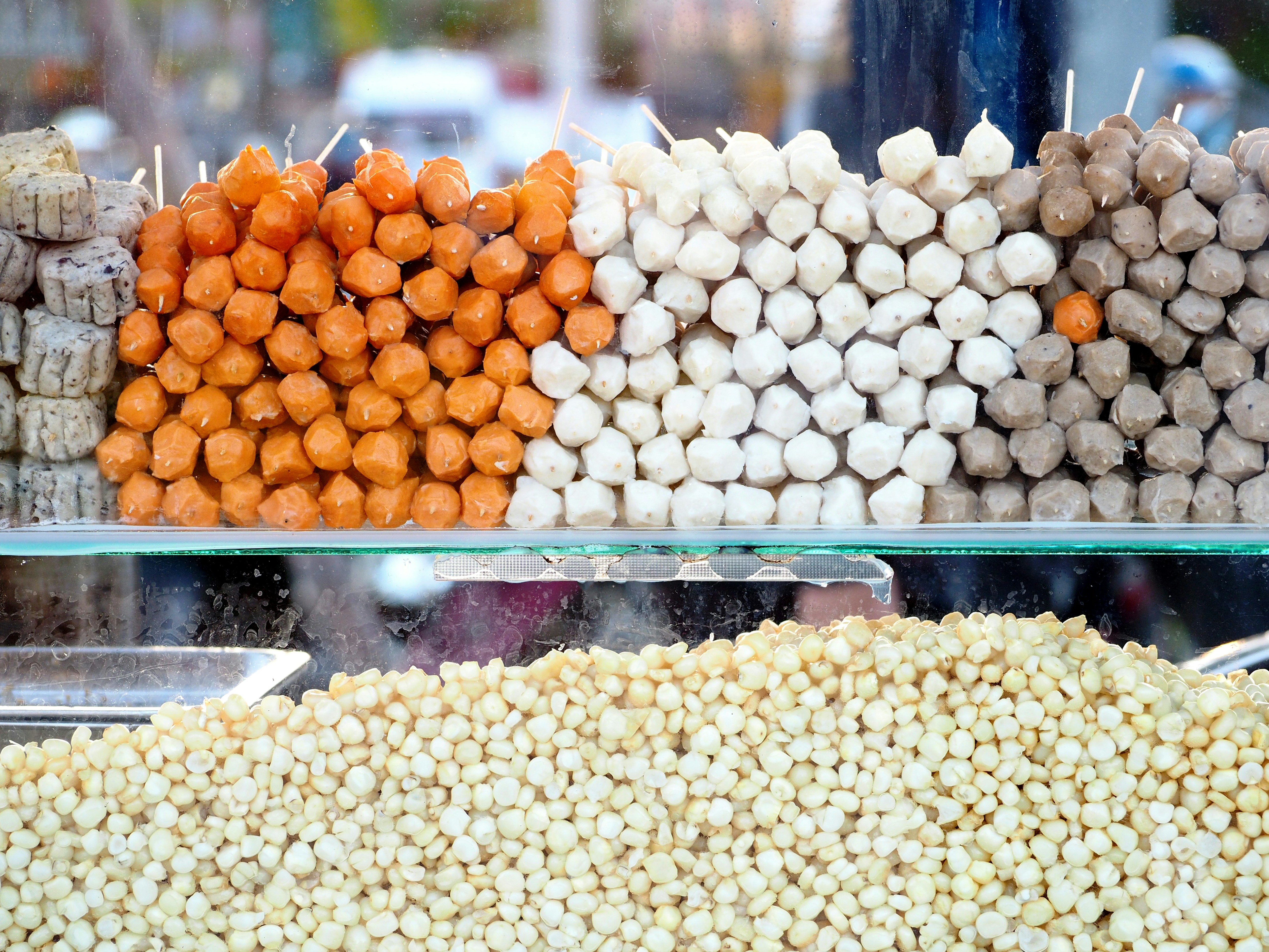 eine Vitrine mit vielen verschiedenen Arten von Lebensmitteln