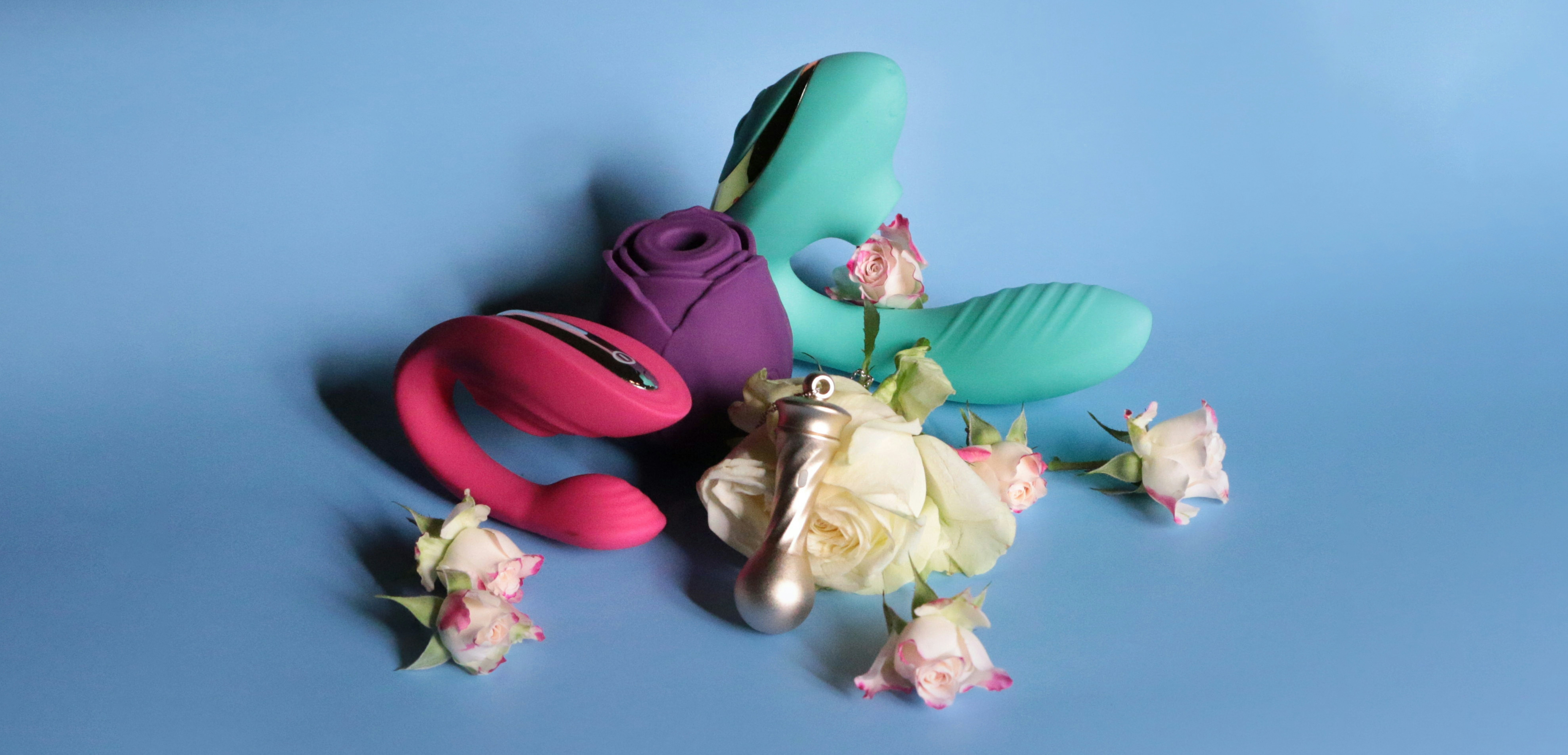 un fondo azul con un flamenco rosa y flores