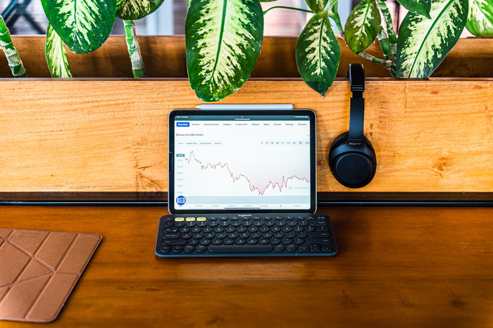 um computador portátil sentado em cima de uma mesa de madeira