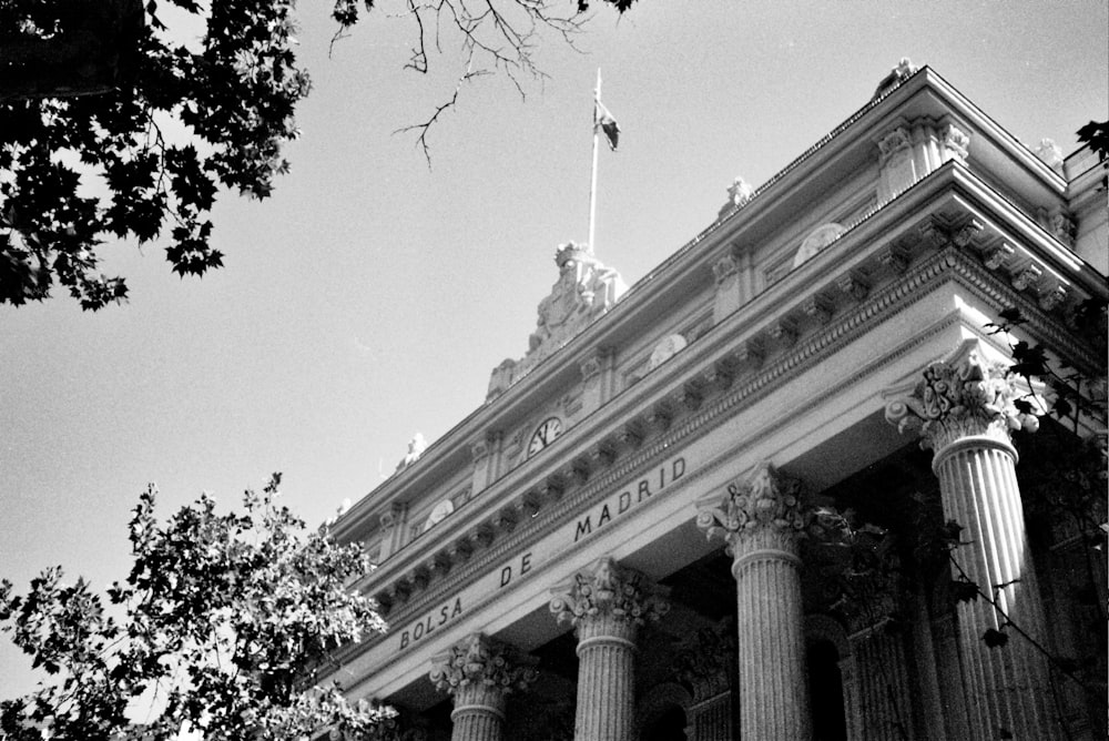 柱のある建物の白黒写真
