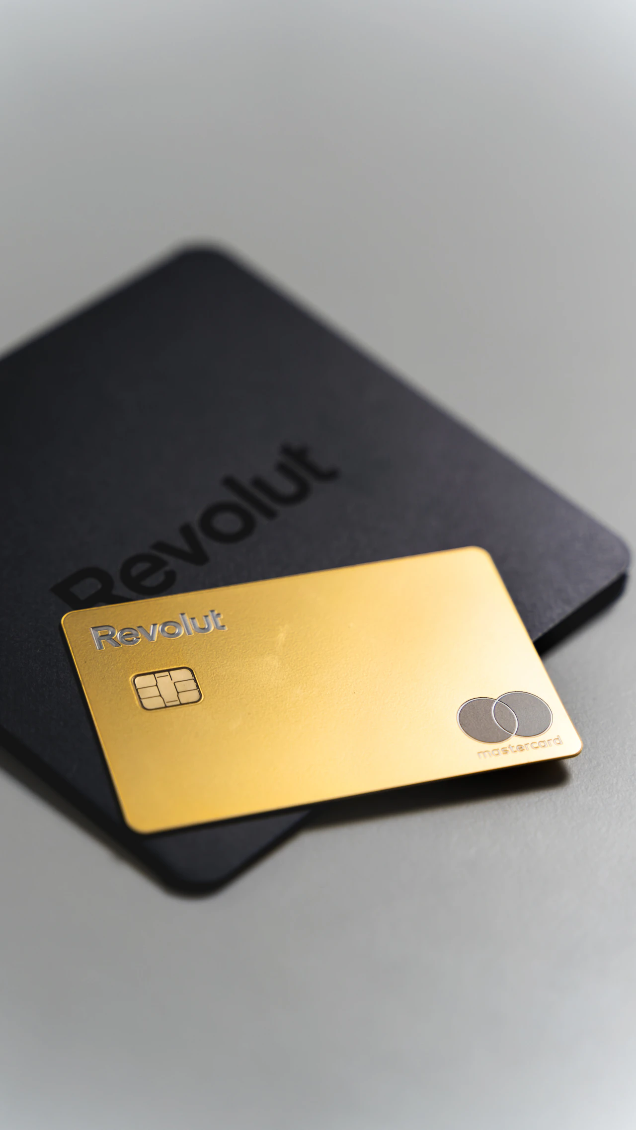 Cartões Revolut sobre uma mesa