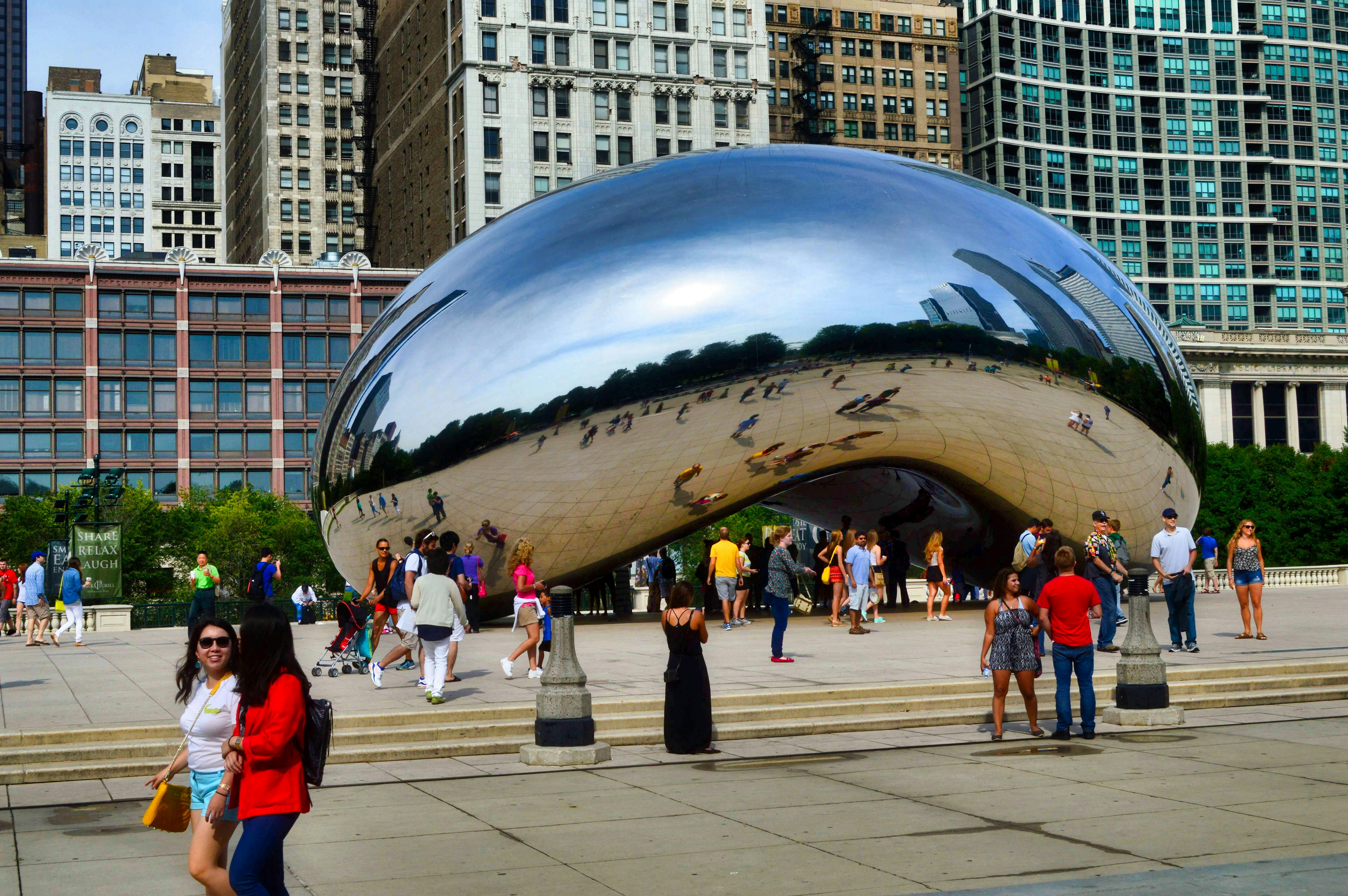 un gruppo di persone in piedi di fronte a un grande oggetto metallico