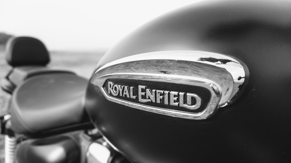 Una foto in bianco e nero di una moto Royal Enfield