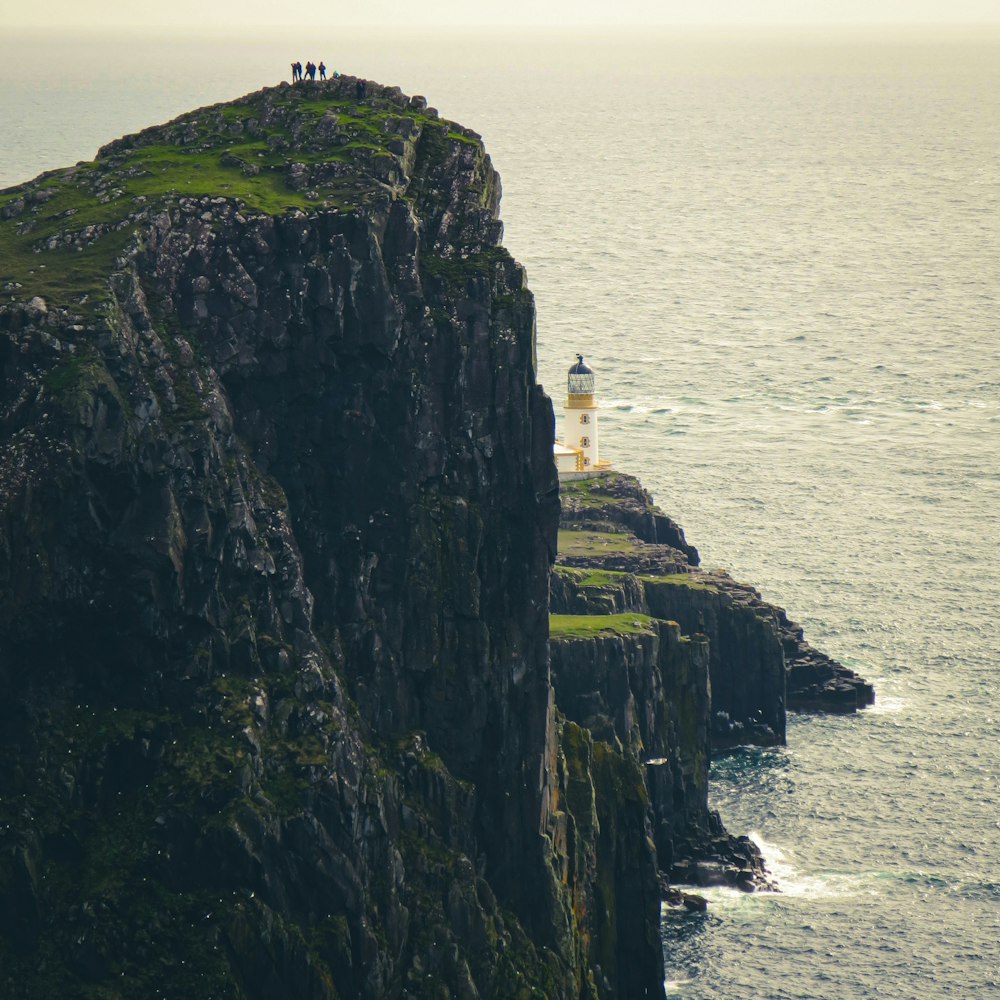 Un faro en un acantilado rocoso con vistas al océano