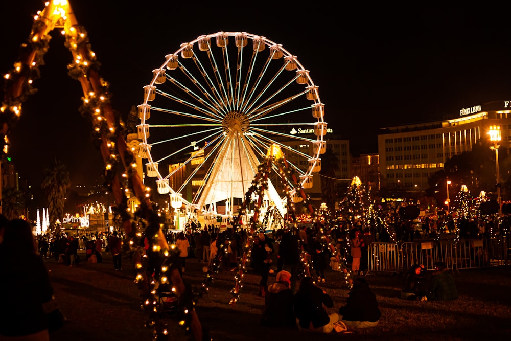 Ein großes Riesenrad umgeben von Weihnachtsbeleuchtung