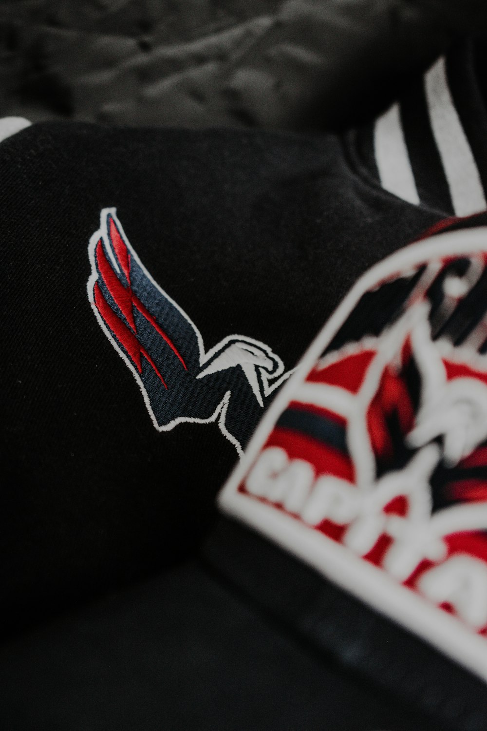 a close up of a baseball cap with the atlanta braves on it