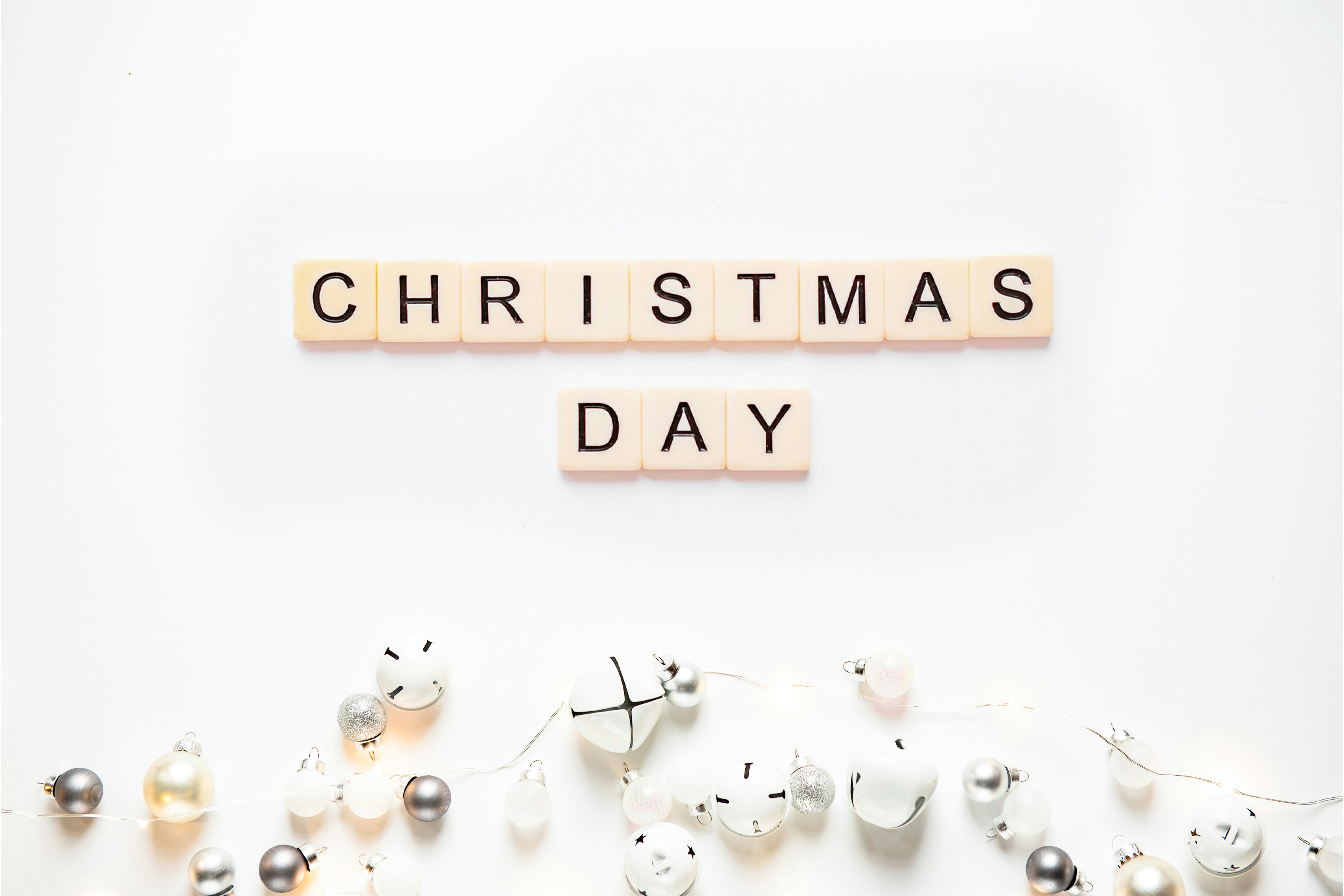 Letras de Scrabble que deletrean la palabra Día de Navidad