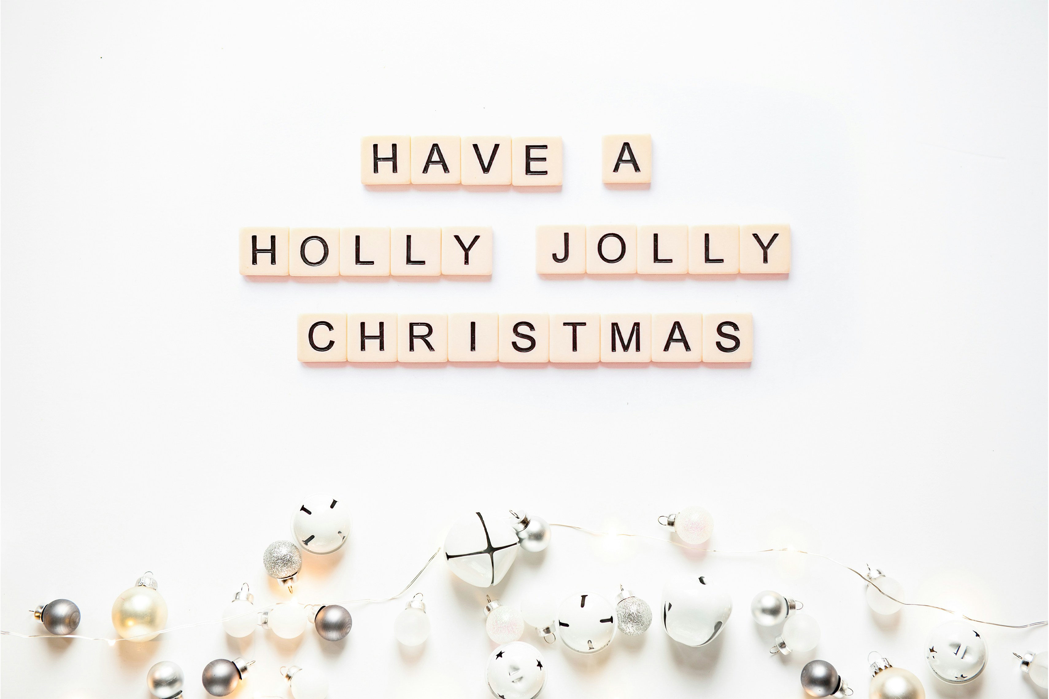 スクラブルタイルのスペルには、ヒイラギの陽気なクリスマスがあります