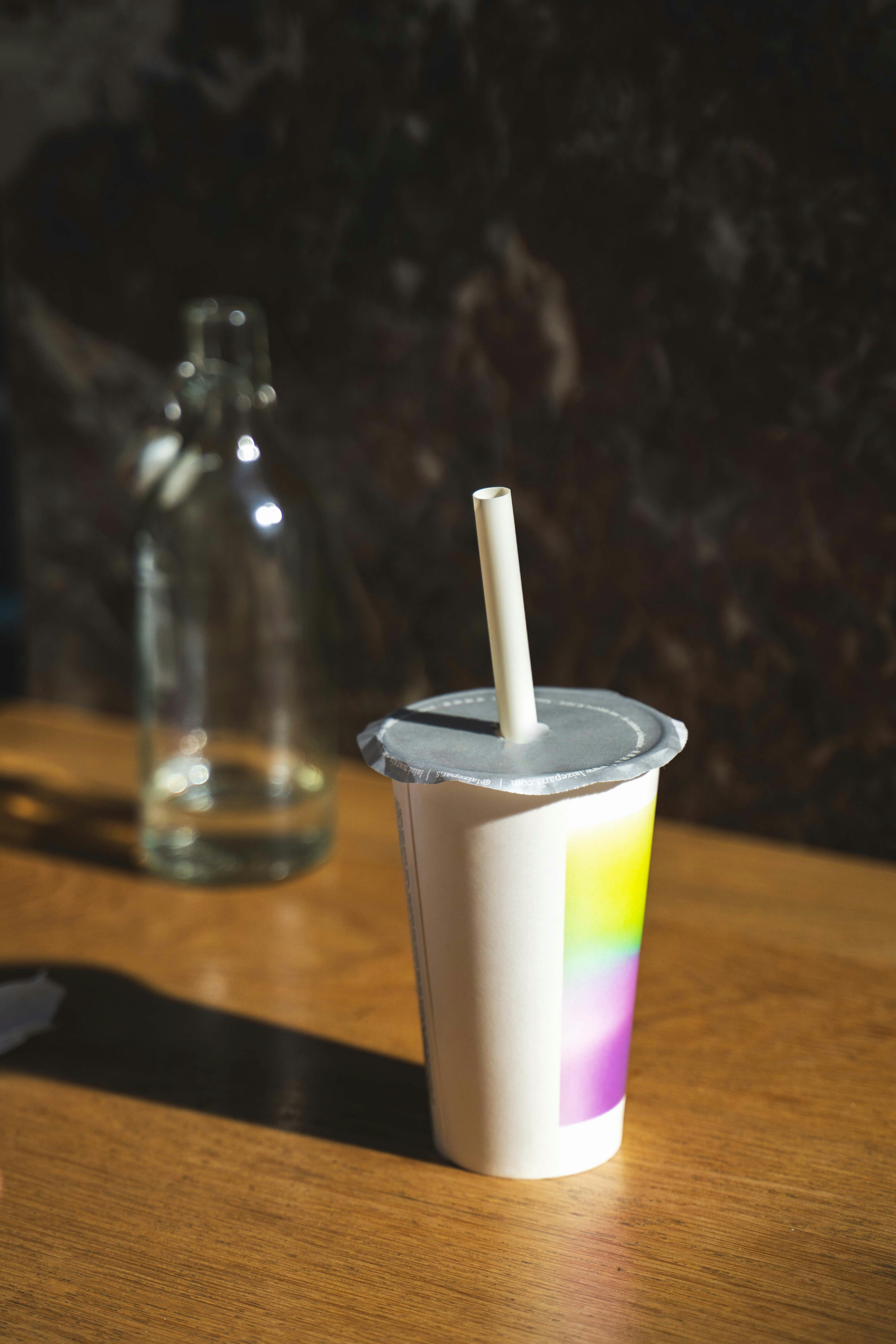 eine Tasse mit einer Zigarette, die herausragt