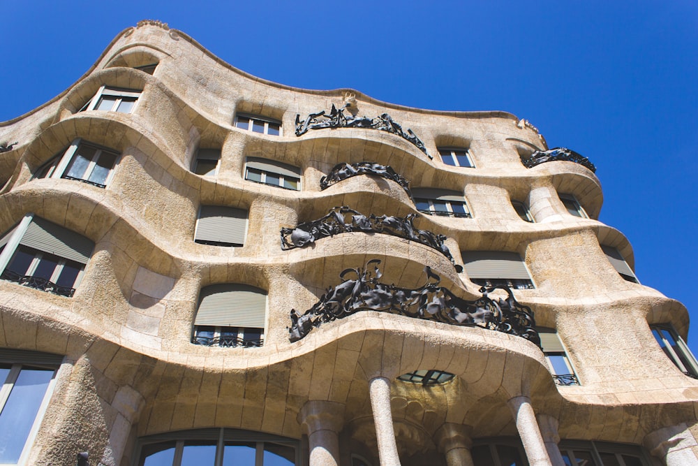 un grand bâtiment avec de nombreuses fenêtres et statues