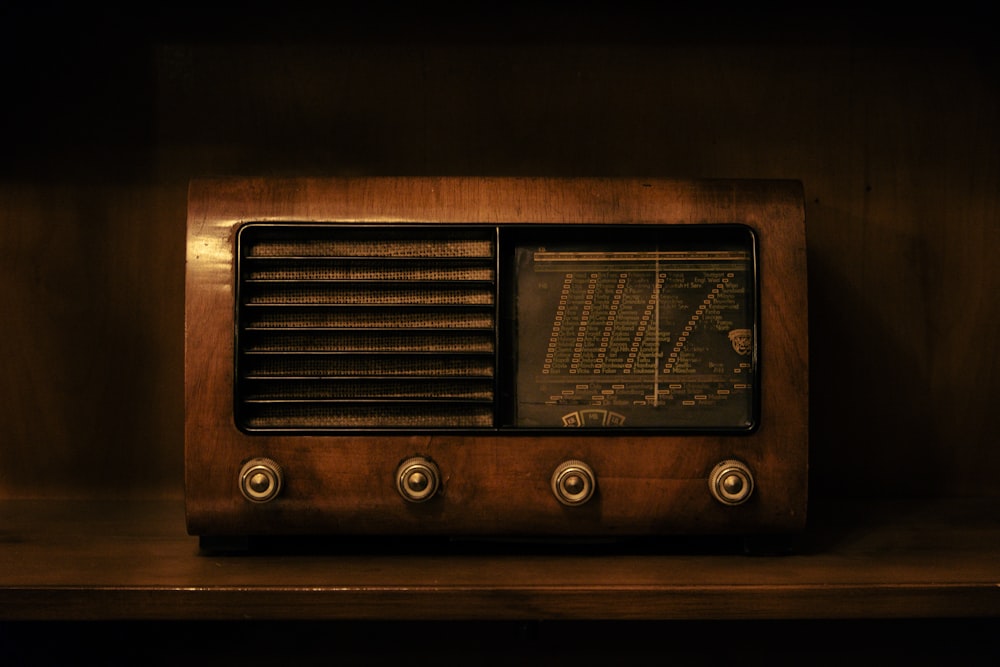 木製の棚の上に置かれた茶色のラジオ
