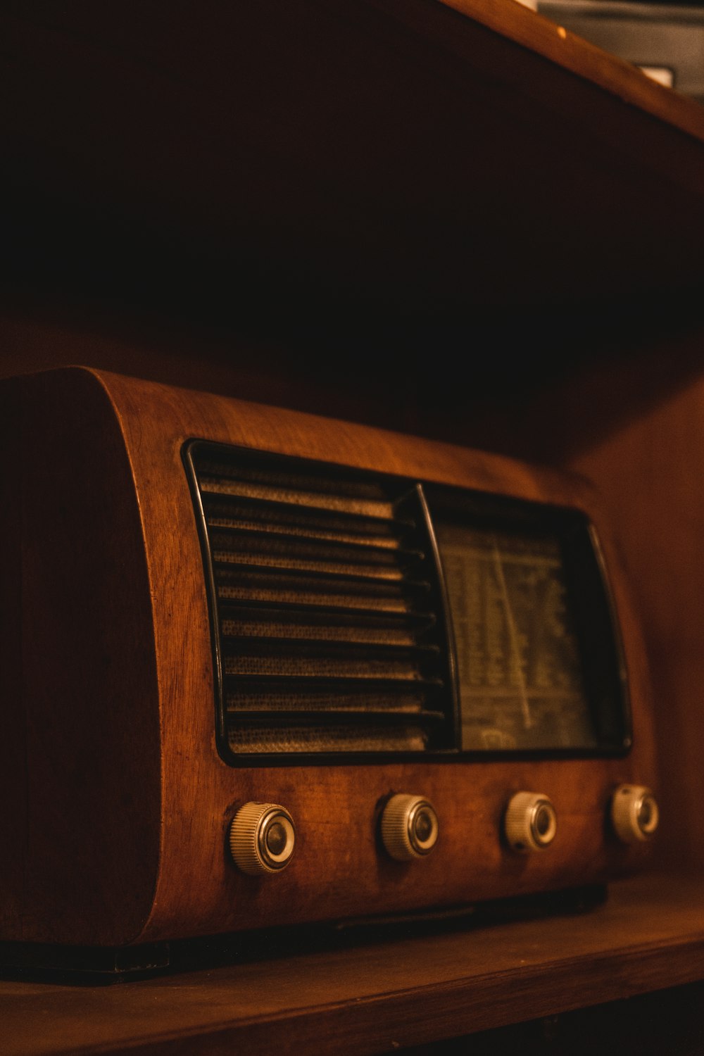木製の棚の上に置かれたラジオ