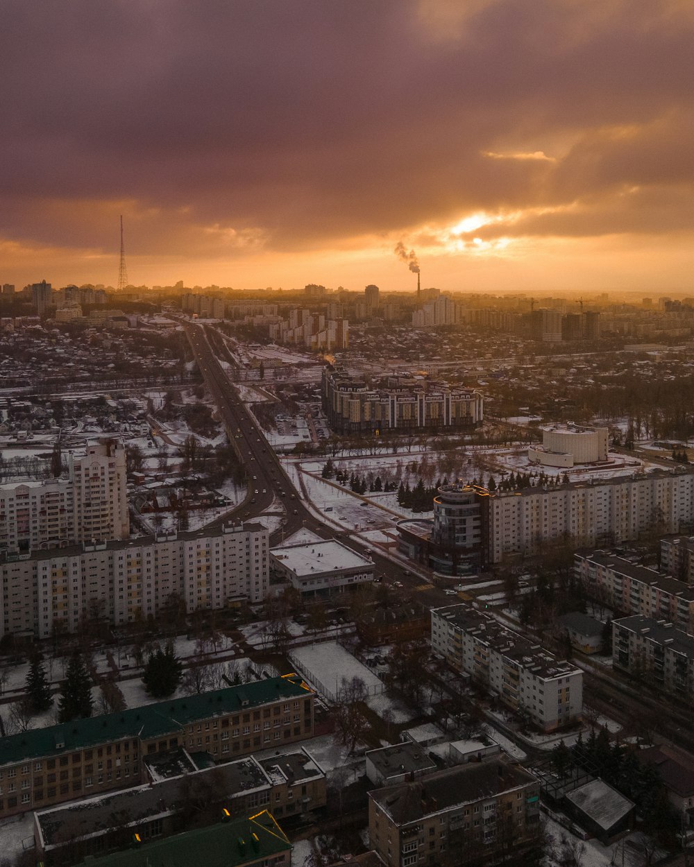 Una città con molti edifici e un cielo nuvoloso