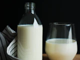 Bouteille de lait et verre de lait