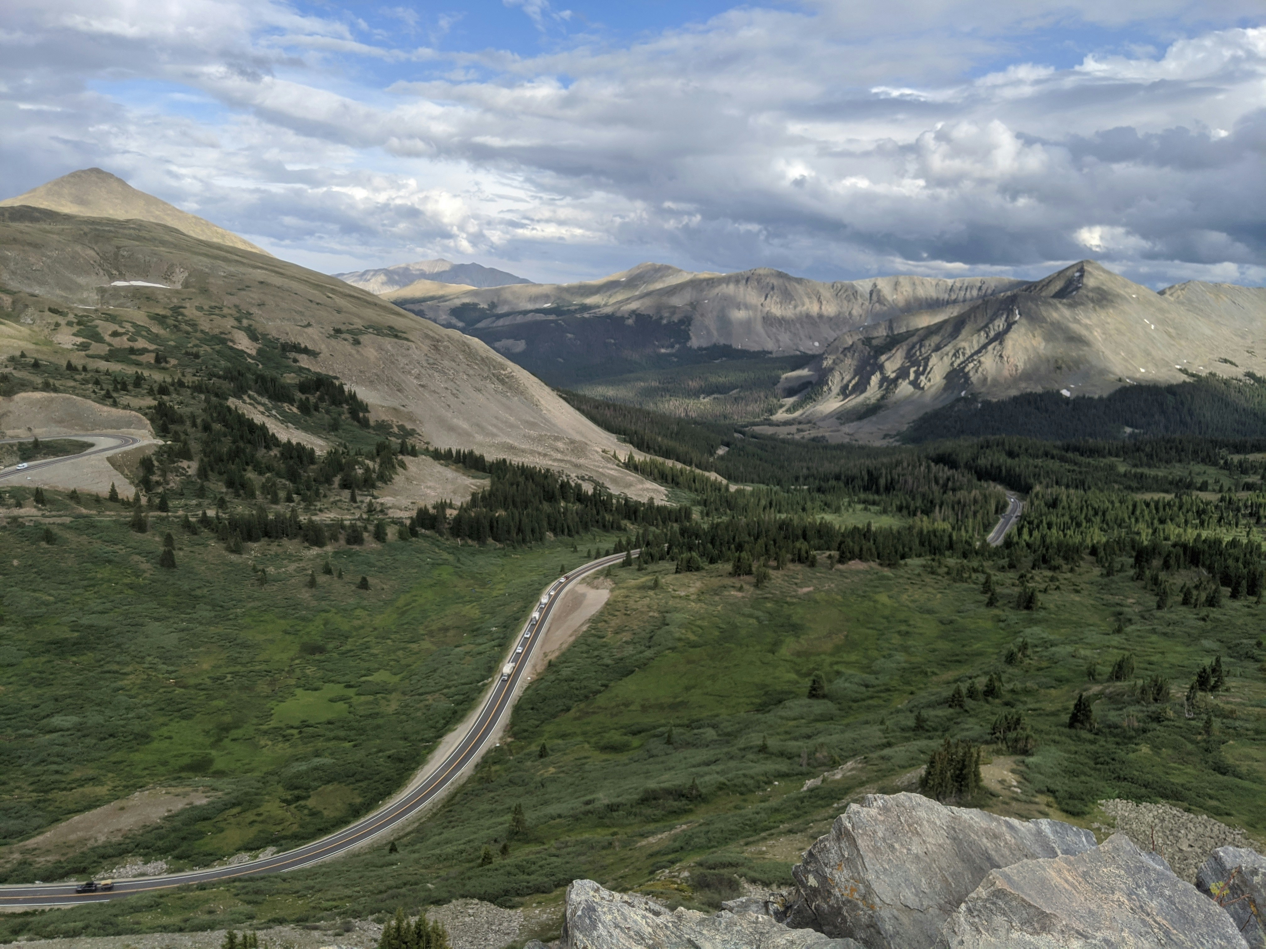 山の中の曲がりくねった道の眺め