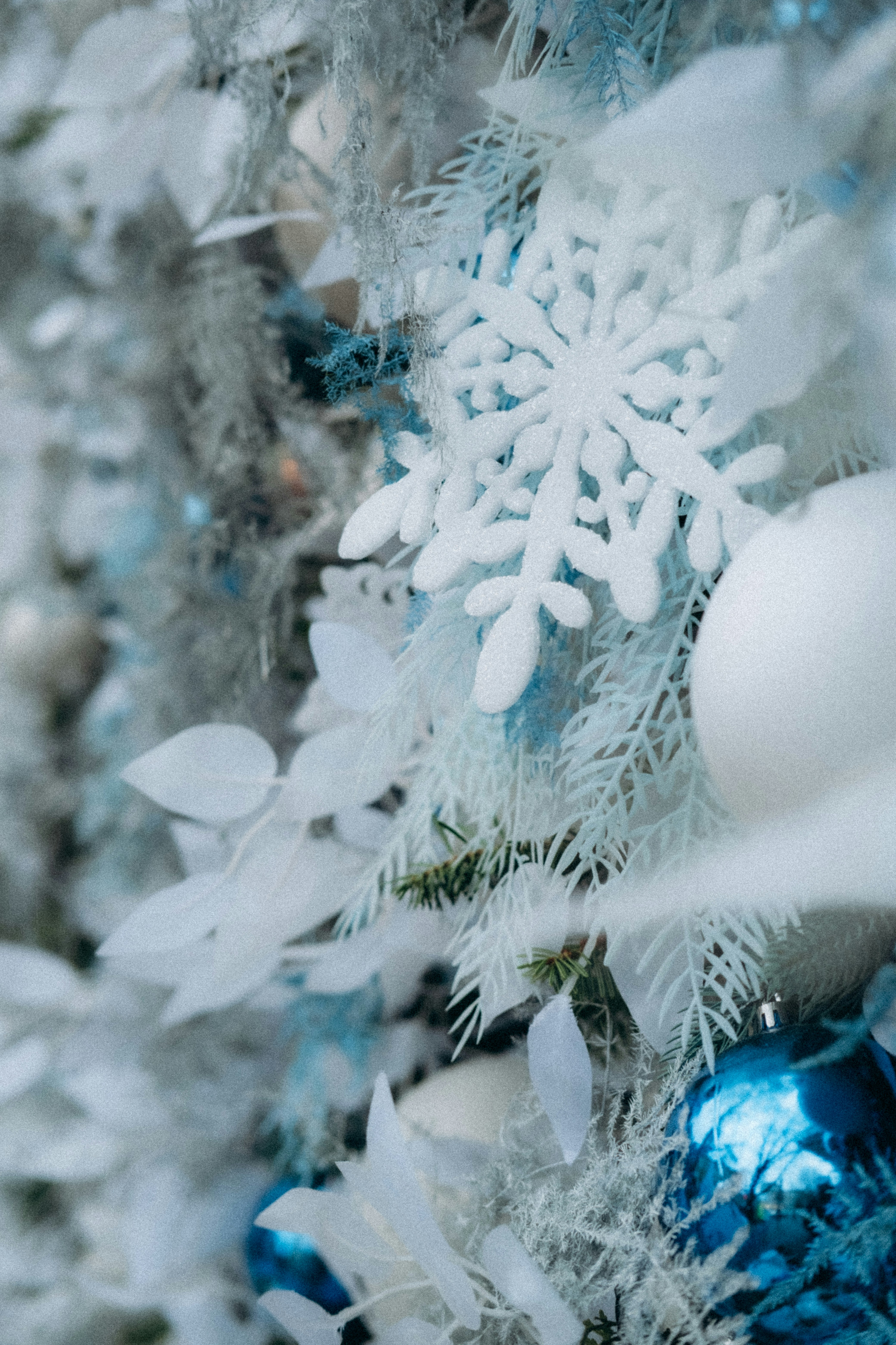 Un árbol de Navidad azul y blanco con copos de nieve foto – Imagen de  Navidad gratuita en Unsplash, image size:3000x4500
