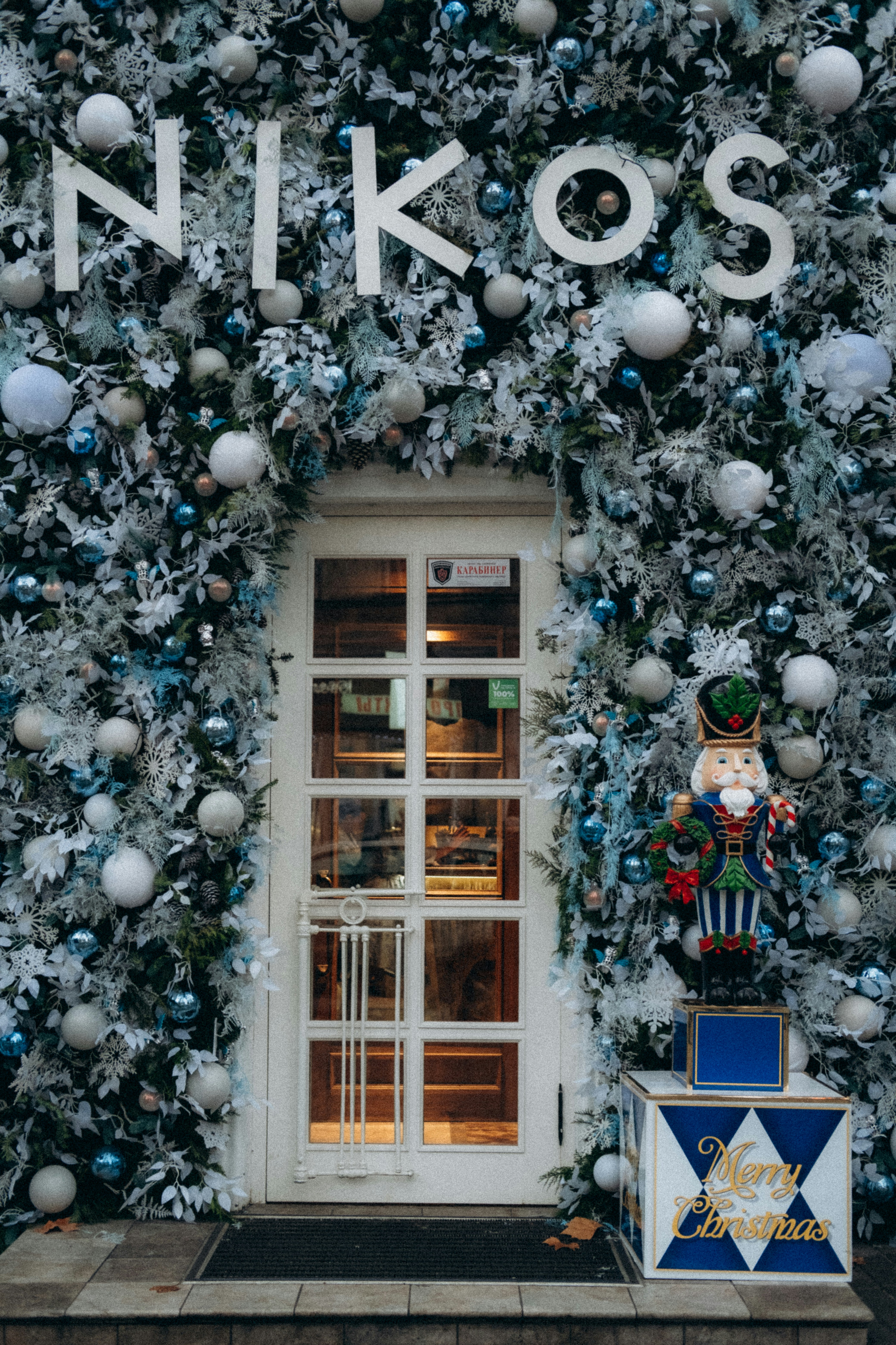 uma exposição de Natal em frente a um edifício