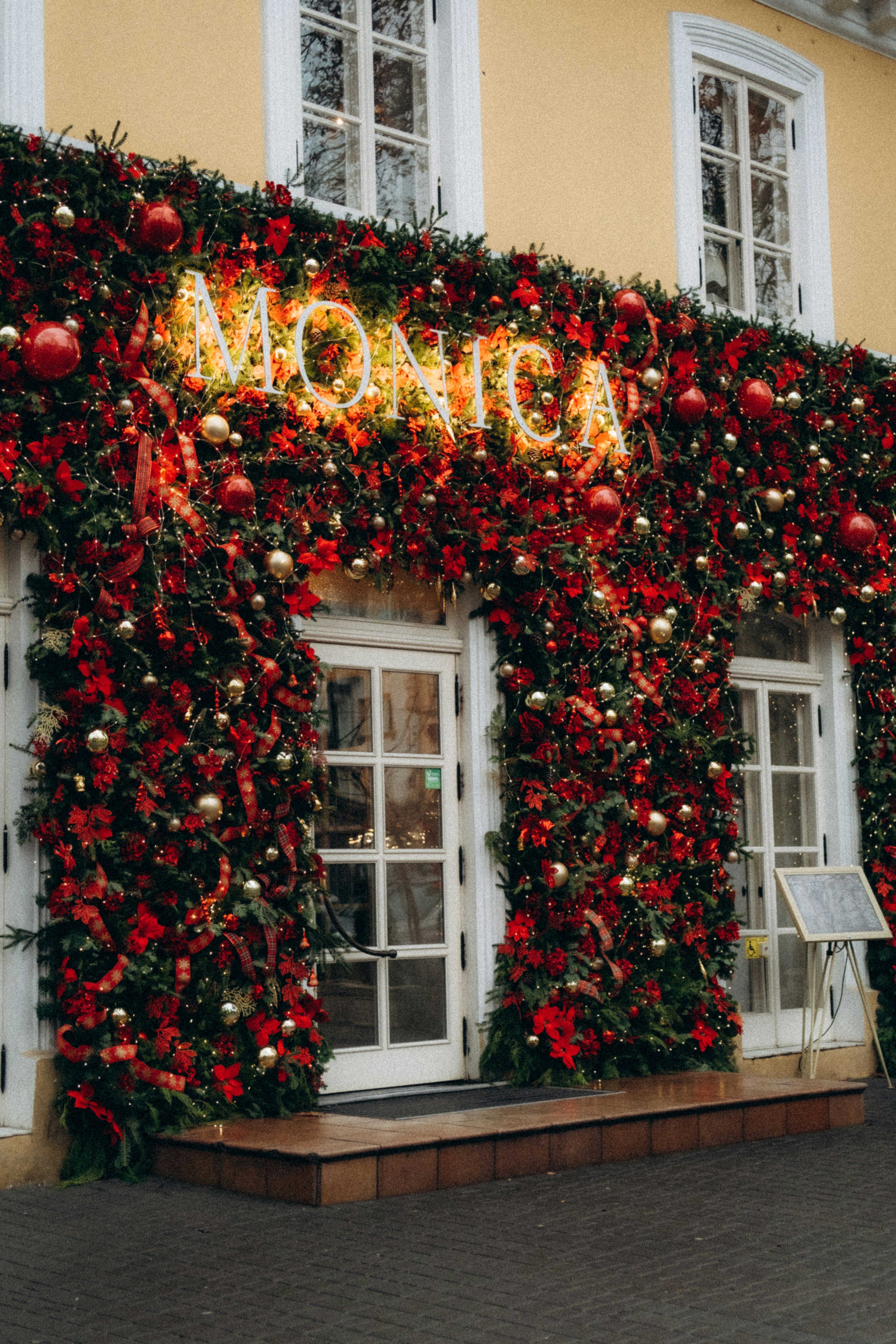 um edifício coberto de decorações de Natal e decorações