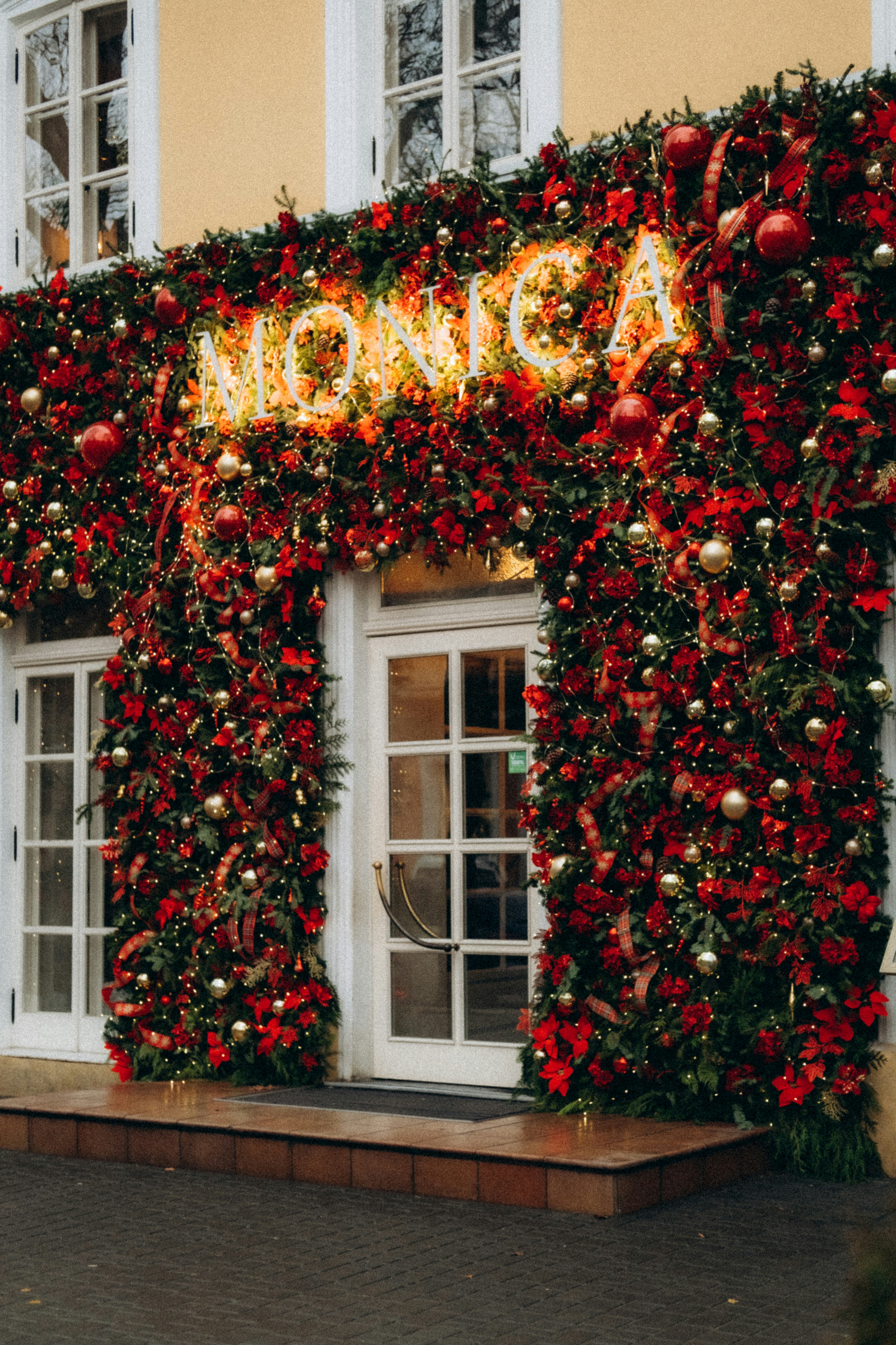 um edifício coberto de decorações de Natal e decorações