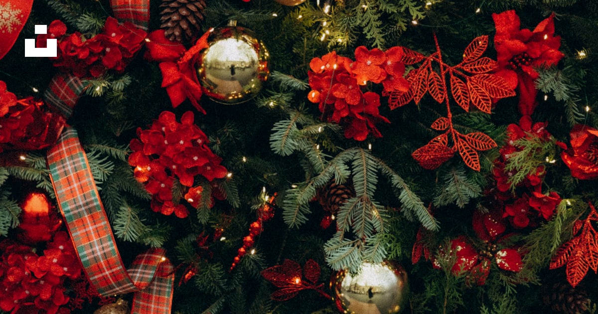 Foto zum Thema Ein Weihnachtsbaum mit rotem und goldenem Schmuck Foto zum Thema Ein Weihnachtsbaum mit rotem und goldenem Schmuck