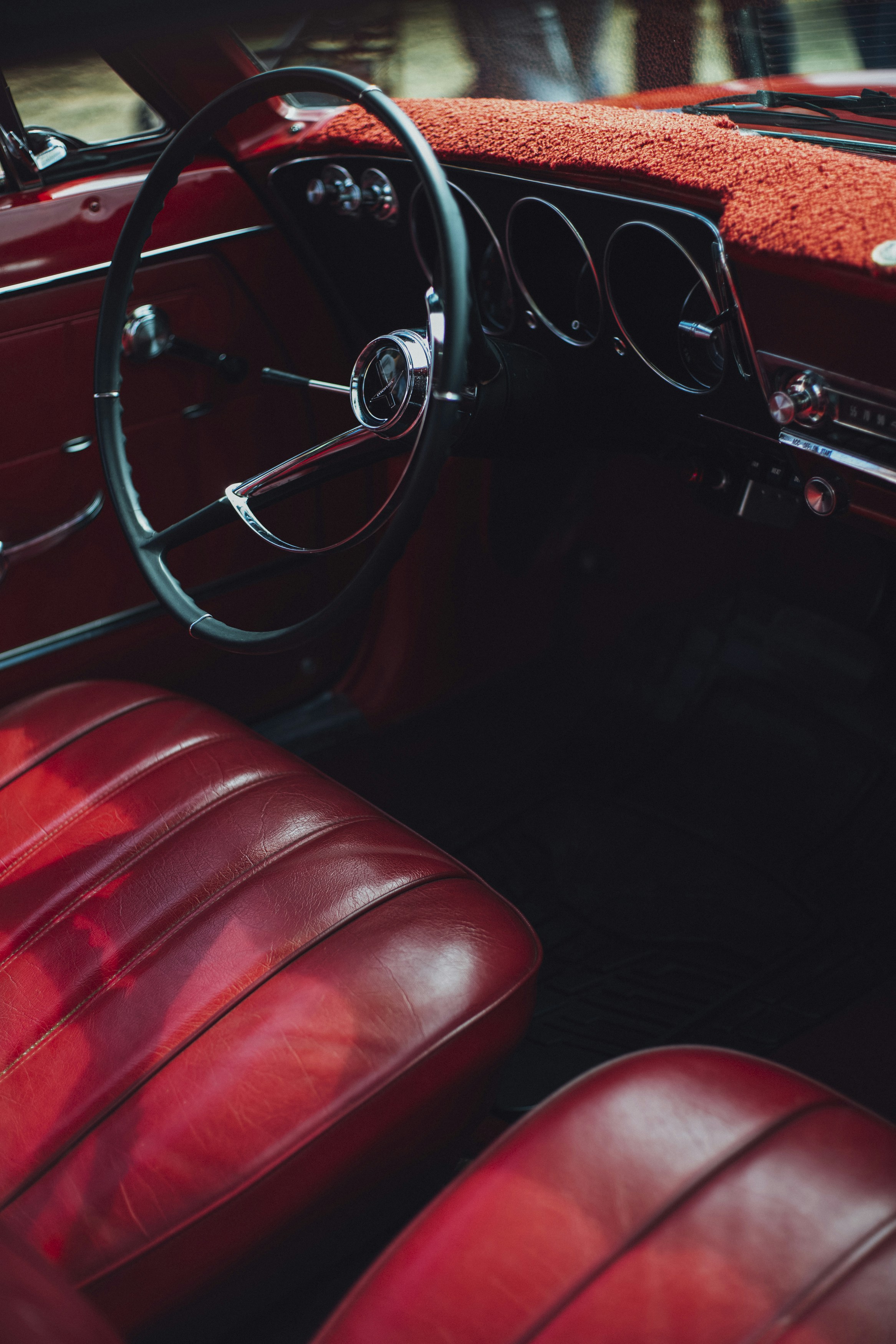 das Interieur eines Oldtimers mit roten Ledersitzen