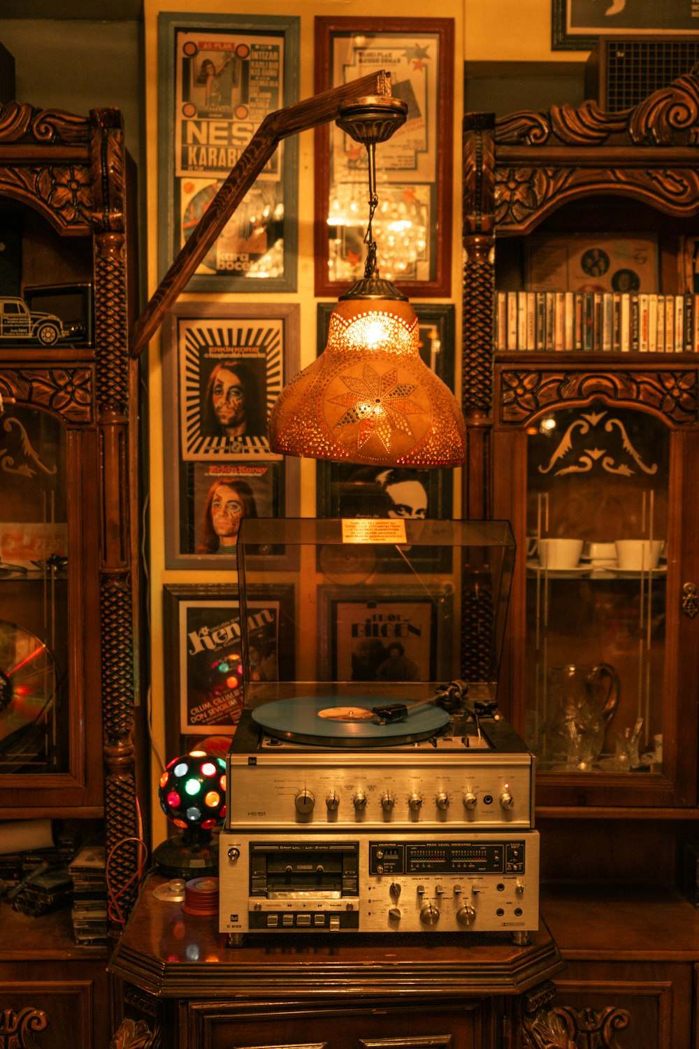 Foto Tocadiscos gris sobre mesa de madera marrón – Imagen Música gratis en  Unsplash