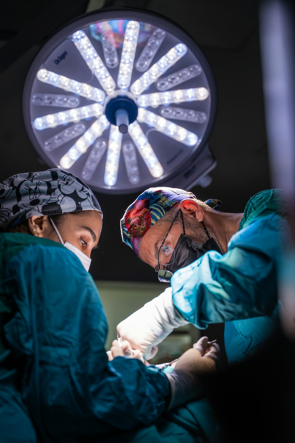 Due chirurghi che eseguono un intervento chirurgico su un paziente in un ospedale
