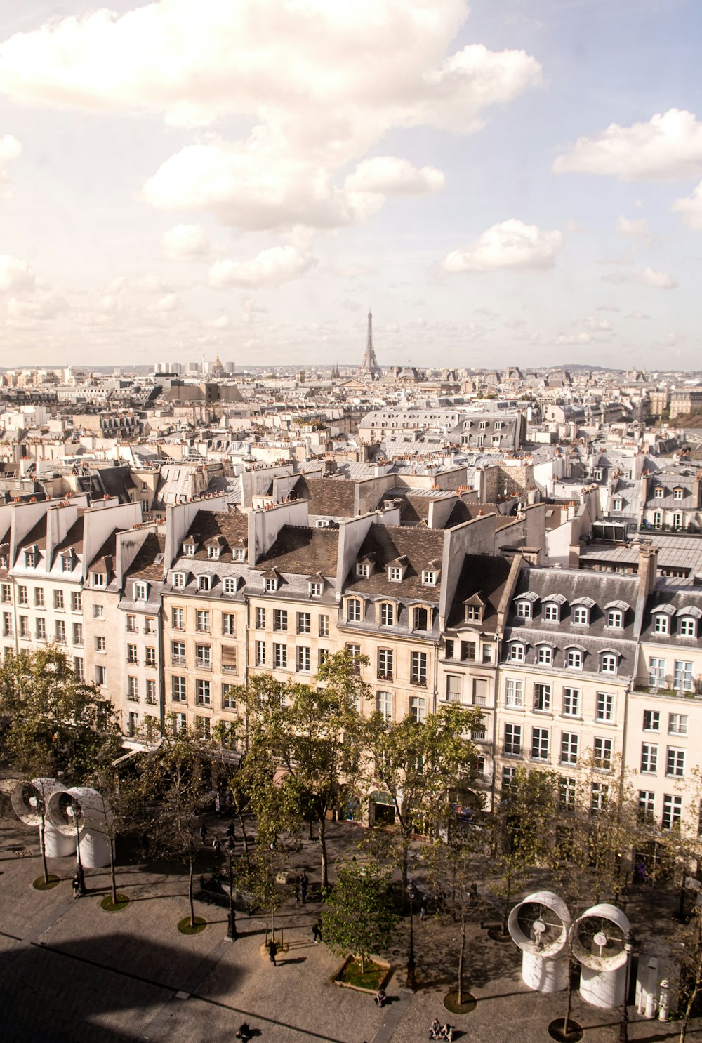 uma vista de uma cidade do topo de um edifício